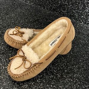 Minnetonka Tan Slippers with Plush Lining and Bow Decoration